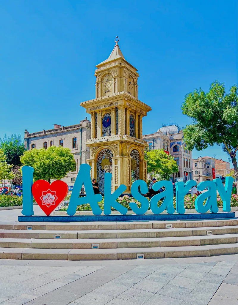 Punainen Aksaray-moskeija (Eğri Minare): opas ja historia