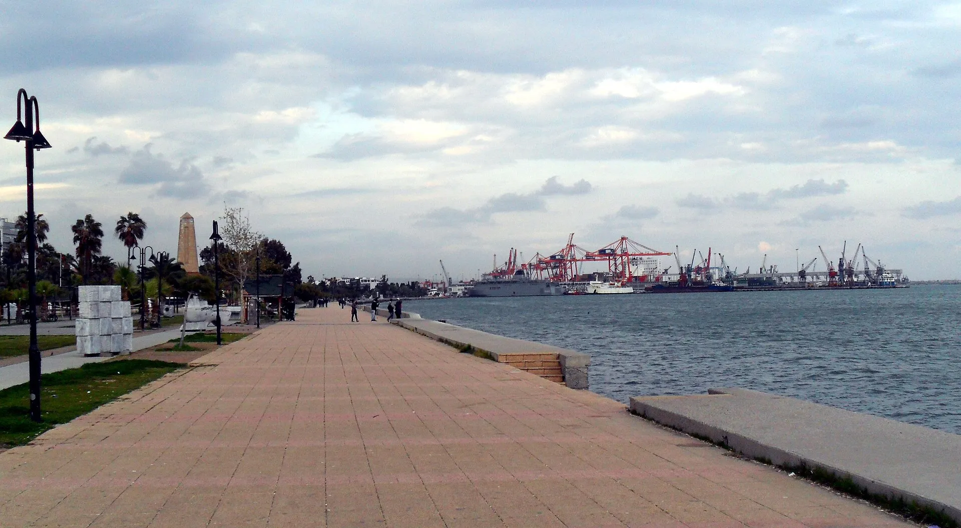 Atatürkin puisto (Mersin) – merenrantapromenadi, jossa on muistomerkki