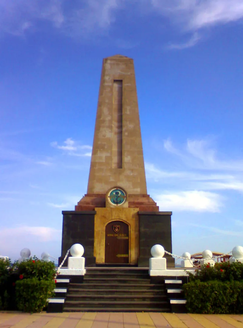 Atatürk Park (Mersin) — a seaside promenade with a monument by the sea