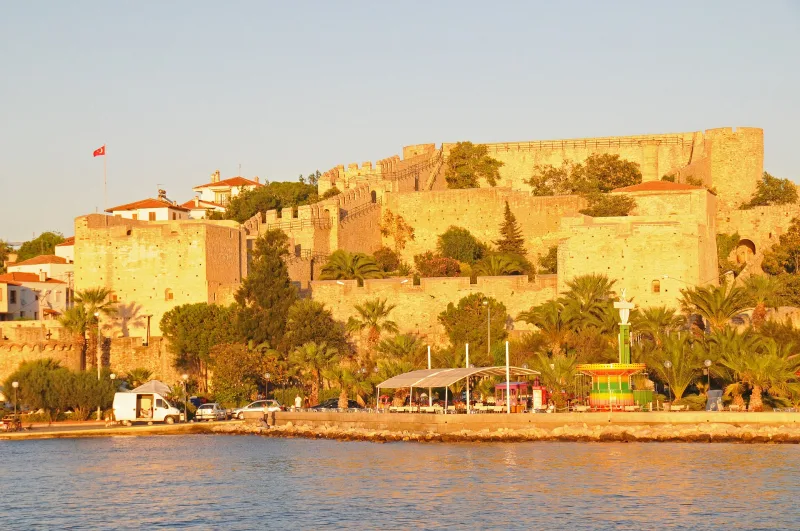 El castillo de Çeşme (Çeşme Castle) es una fortaleza otomana y un museo situado en el mar Egeo