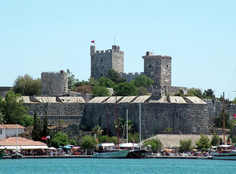 Çeşmen linna (Çeşme Castle) – ottomaanien linnoitus ja museo Egeanmeren rannalla