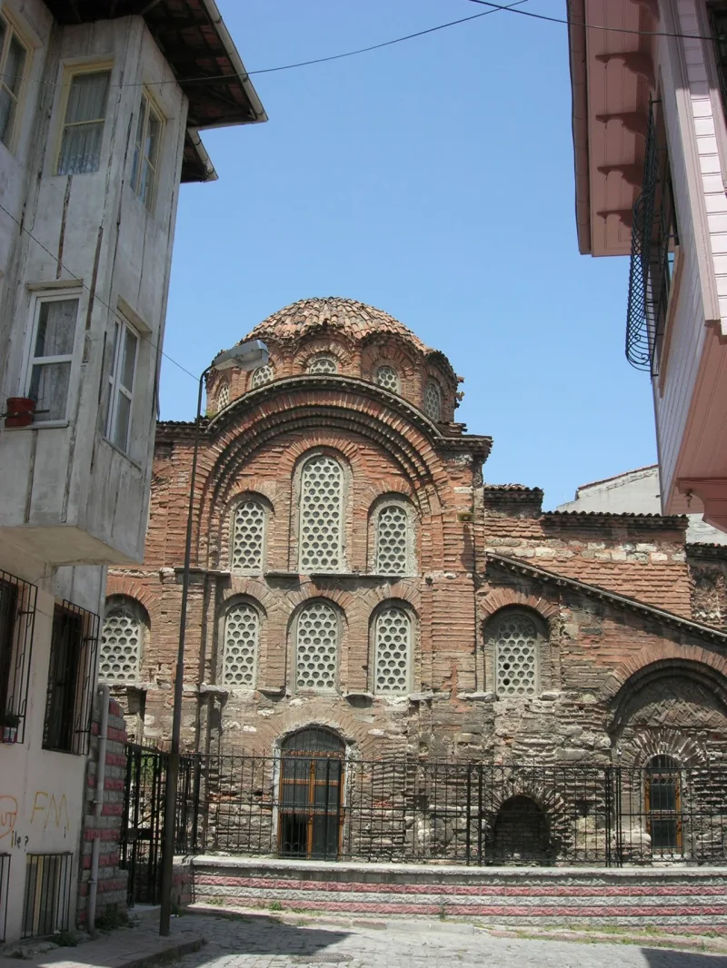 Eski İmaret Camii -minareetti – opas Istanbuliin