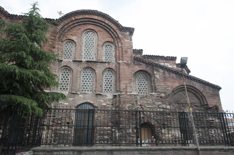 Eski İmaret Camii -minareetti – opas Istanbuliin