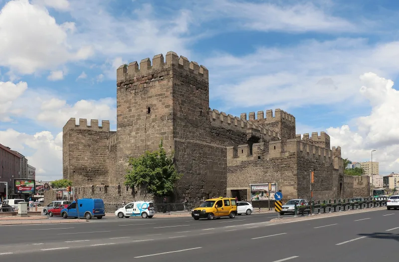 Kayserin linnoitus (Kayseri Kalesi) – basalttinen linnoitus