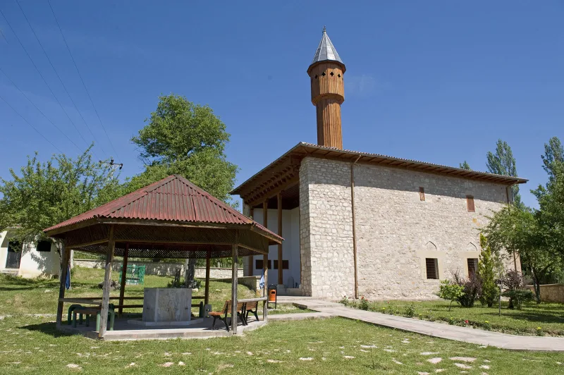 La mezquita Mahmut Bey Camii en Kasaba: una mezquita de madera del siglo XIV