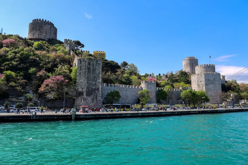 Rumeli Hisar – Mehmed II:n linnoitus Bosporinsalmella Istanbulissa