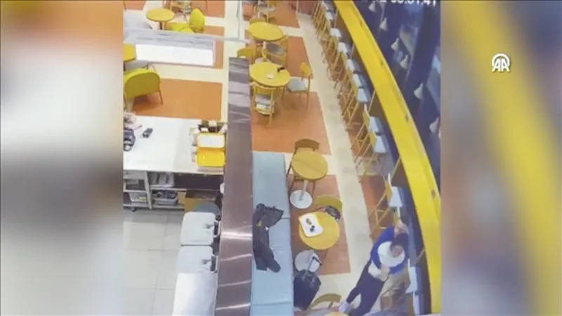 이스탄불 공항에서 음식물이 목에 걸린 여성이 하임리히 기동으로 구조되었습니다.