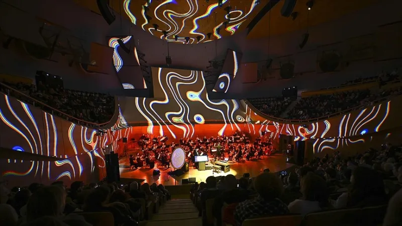 디지털 악기로 우주의 존재를 이야기하는 '우주 교향곡'을 CSO가 초연했습니다.