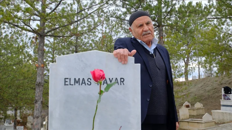 Em Çorum, İbrahim Kayar, de 84 anos, vai à campa da mulher que perdeu há 10 anos todos os dias 14 de fevereiro com rosas vermelhas