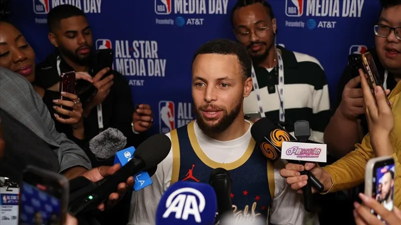 Stephen Curry hovoří před Utkáním hvězd NBA