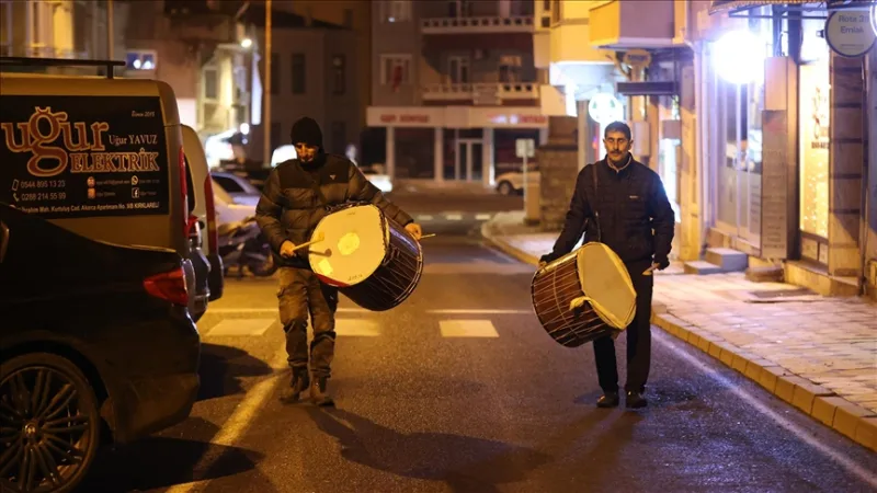 Барабанщики Рамадана начинают смену сахура