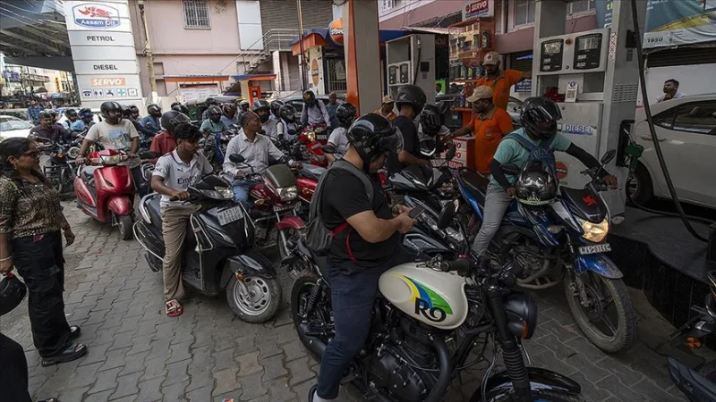 India varovala pred dezinformáciami a uviedla, že disponuje dostatočnými zásobami pohonných hmôt