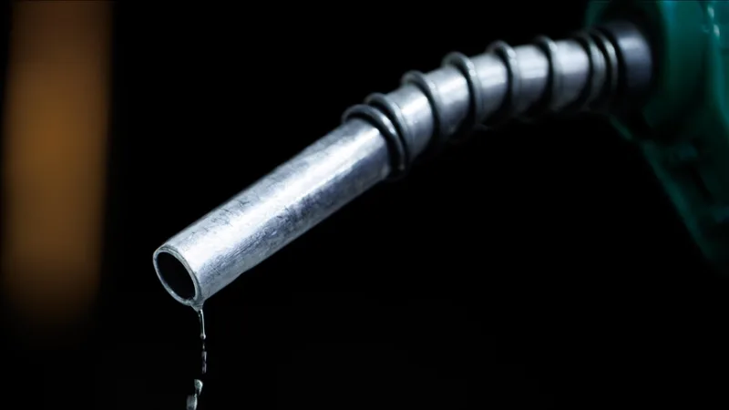 Съобщава се, че в някои бензиностанции във Великобритания се наблюдава „временно ограничение на доставките“