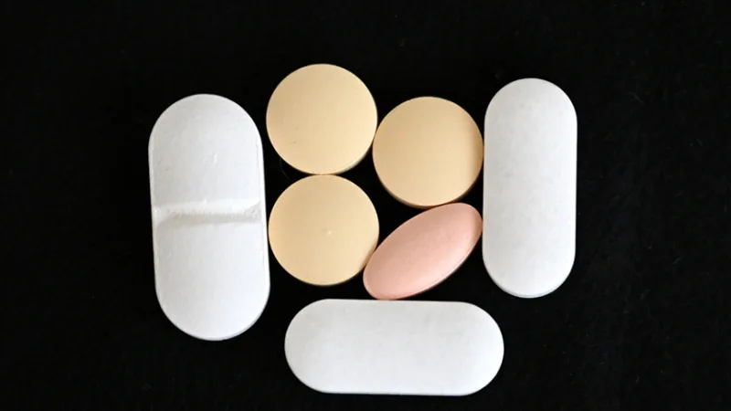 Les États-Unis ont imposé des droits de douane de 100 % sur certains médicaments brevetés importés tout en ajustant leurs tarifs douaniers sur les métaux