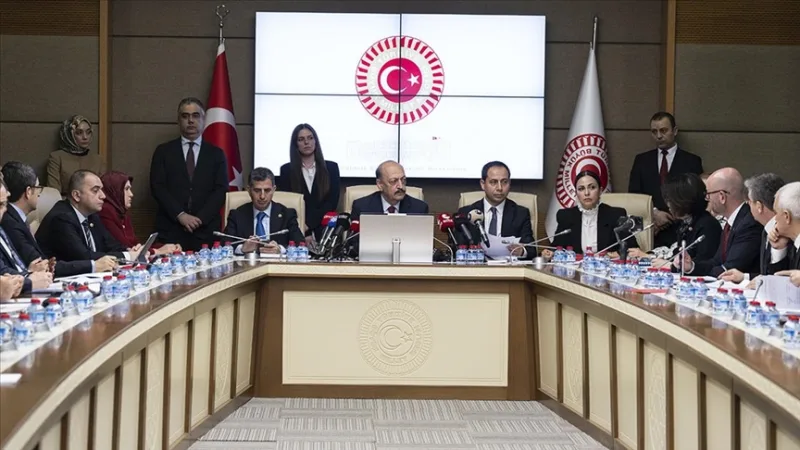 Návrh zákona, který zahrnuje i opatření týkající se sociálních médií a mateřské dovolené, byl ve výboru schválen