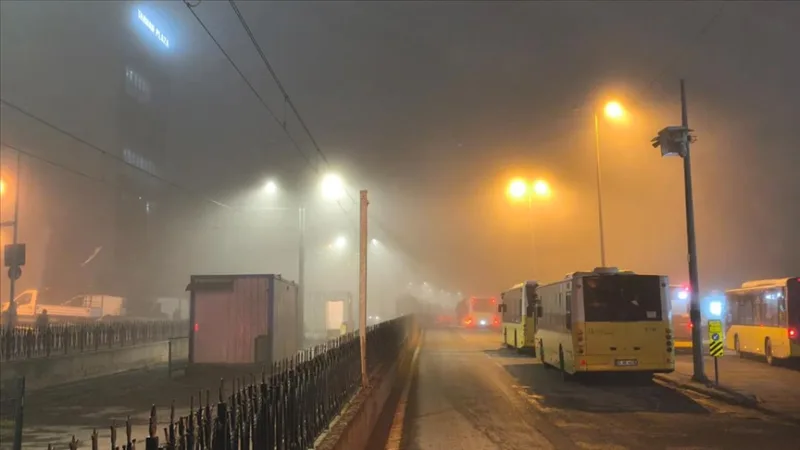 Un brouillard s'est abattu sur certains quartiers d'Istanbul