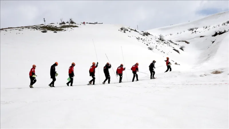 Formation intensive dans la neige pour une équipe bénévole de recherche et sauvetage afin d'intervenir en cas d'avalanches