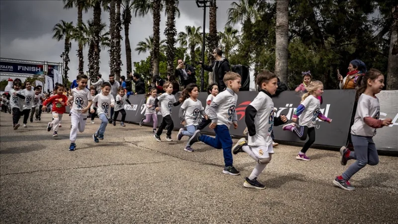 Dans le cadre du marathon Runtalya à Antalya, une course intitulée « Course des petits pas » a été organisée