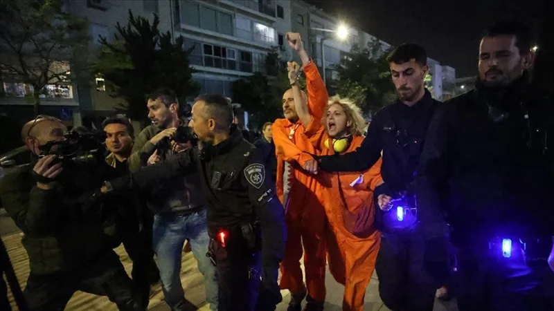 V izraelském hlavním městě Tel Avivu byli protiváleční demonstranti rozehnáni tvrdým zásahem policie