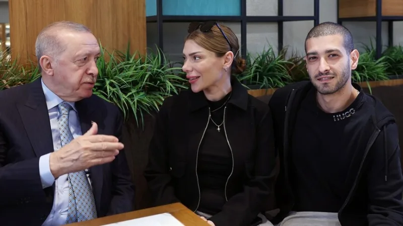 Prezidentas Erdoğan Beyoğlu rajone vienoje kavinėje bendravo su piliečiais